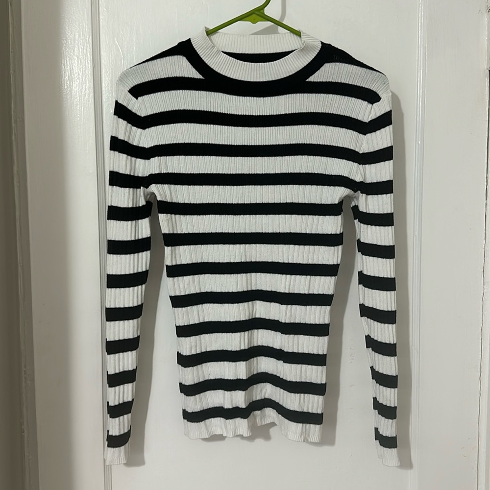 Poshmark sz medium black and white stripe thin sweater